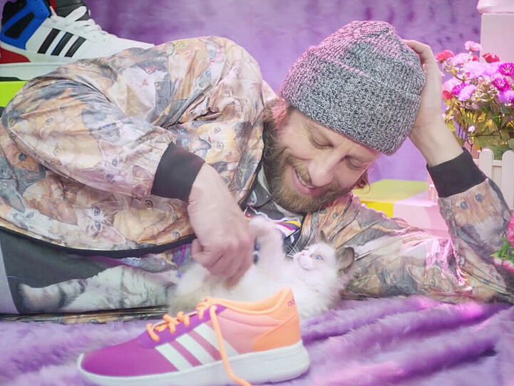 Oliver Korittke auf Sneaker-Mission - mit Katzen