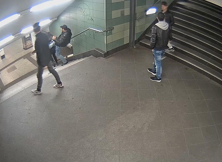 Der Täter trat einer Frau unvermittelt in den Rücken.