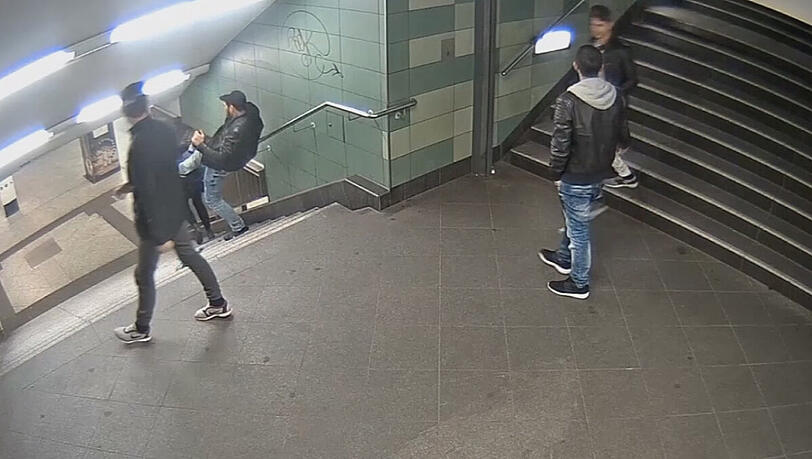 Der Täter trat einer Frau unvermittelt in den Rücken. Der Täter trat einer Frau unvermittelt in den Rücken.