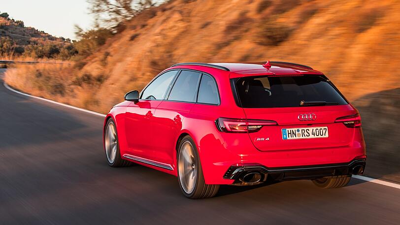Die zwei ovalen Auspuff-Endrohre liefern eine feine Symphonie für Freunde potenter V6-Turboaggregate.