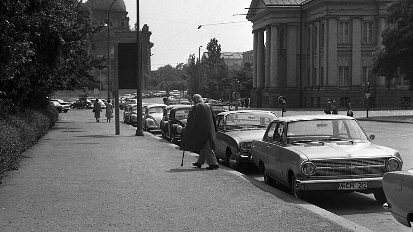 Die Königinstraße 1965 mit Prinz Carl-Palais und Armeemuseum.