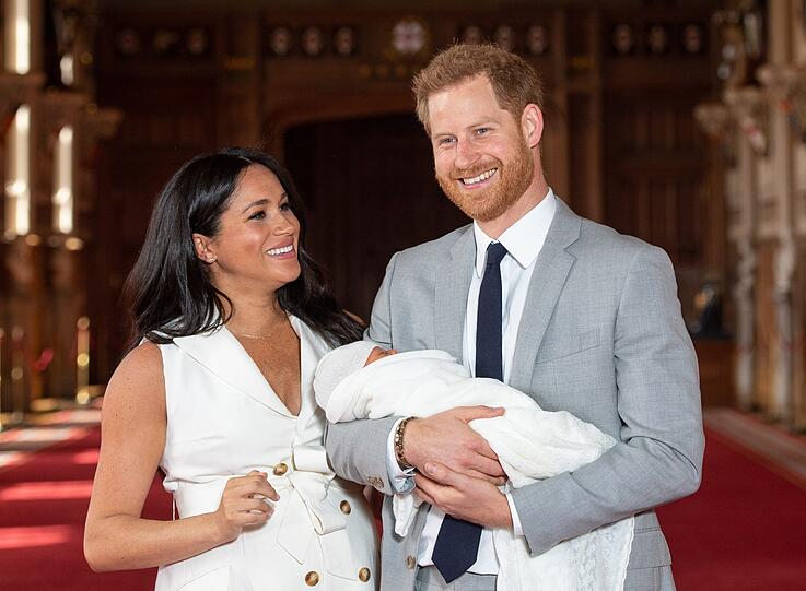 Am 6. Mai kommt Archie Harrison Mountbatten-Windsor zur Welt. Doch bei Royal-Fans führen die Umstände rund um die Geburt zu Ärger. Die Herzogin wollte ihr erstes Kind zuhause statt im Lindo Wing zur Welt bringen und Details der Geburt sowie den Namen werden tagelang geheimgehalten.