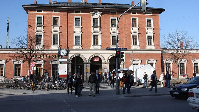 Nach eine verbalen Auseinandersetzung im Pasinger Bahnhof ermittelt die Polizei gegen mehrere Jugendliche. (Archivbild)