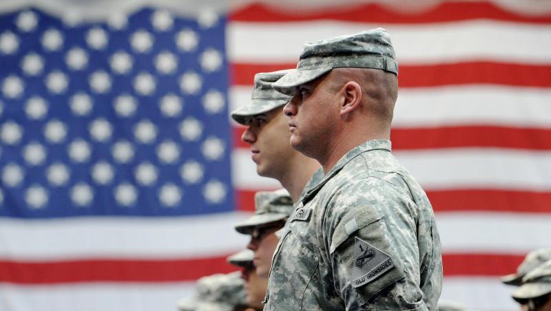 US-Soldaten stehen vor einer US-Flagge. Foto: Frank May/dpa/Archivbild US-Soldaten stehen vor einer US-Flagge. Foto: Frank May/dpa/Archivbild
