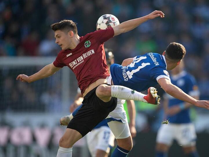 Oliver Sorg (l.) im Kopfballduell mit Schalkes Boujellab (r.). Foto: Swen Pförtner/Archivbild