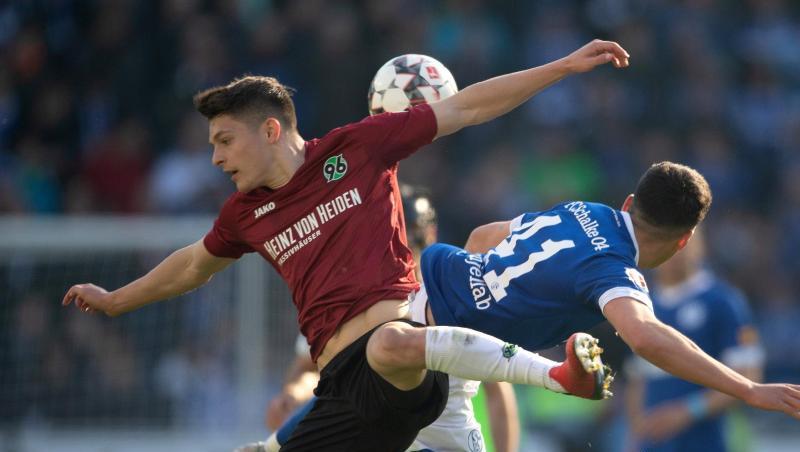 Oliver Sorg (l.) im Kopfballduell mit Schalkes Boujellab (r.). Foto: Swen Pförtner/Archivbild Oliver Sorg (l.) im Kopfballduell mit Schalkes Boujellab (r.). Foto: Swen Pförtner/Archivbild
