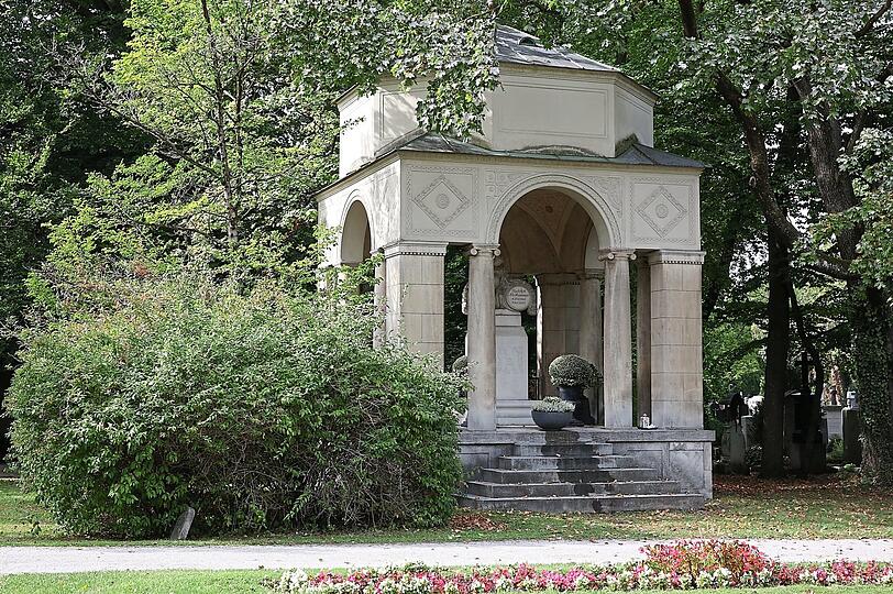 Rudolph Moshammer ist eine Legende und so auch seine letzte Ruhestätte auf dem Münchner Ostfriedhof. In dem Mausoleum ist auch schon seine geliebte Mutter Else († 1993) bestattet worden.