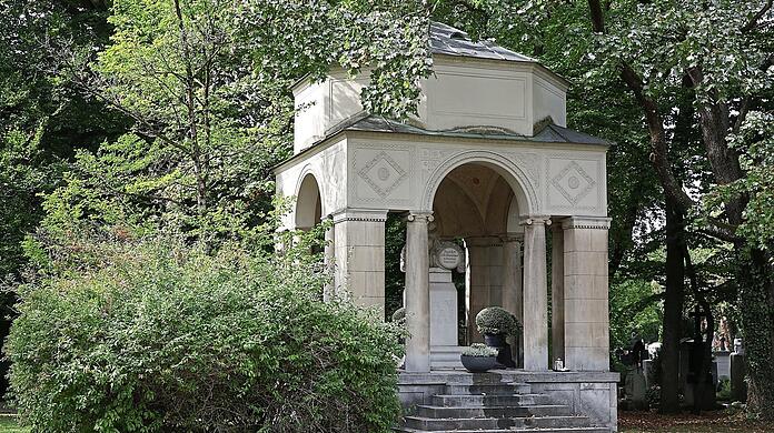 Rudolph Moshammer ist eine Legende und so auch seine letzte Ruhestätte auf dem Münchner Ostfriedhof. In dem Mausoleum ist auch schon seine geliebte Mutter Else (&dagger; 1993) bestattet worden.