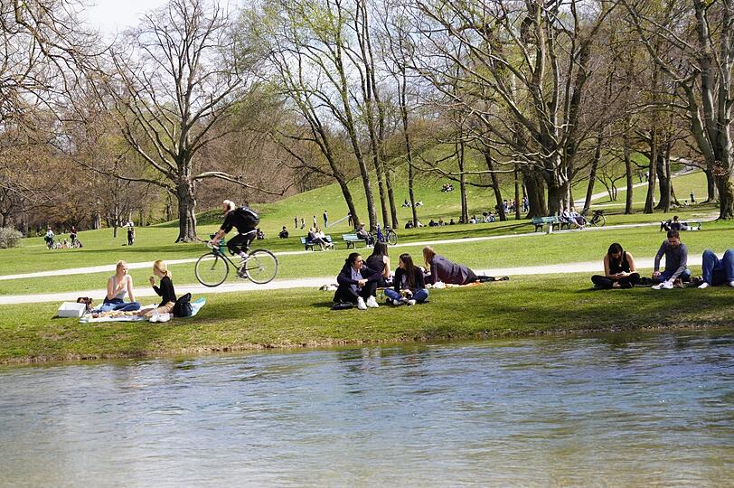 Münchner genießen am Sonntag das sonnige Wetter am Schwabinger Bach.