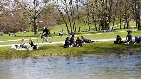 Münchner genießen am Sonntag das sonnige Wetter am Schwabinger Bach.