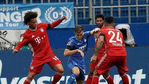 Hoffenheims Christoph Baumgartner (m.) kann gegen den FC Bayern nicht auflaufen. (Archivbild)
