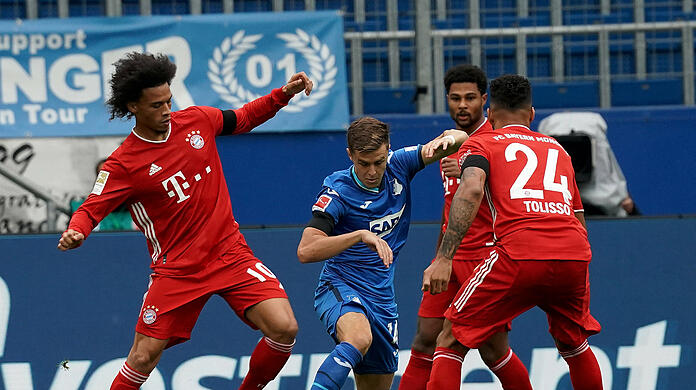 Hoffenheims Christoph Baumgartner (m.) kann gegen den FC Bayern nicht auflaufen. (Archivbild)