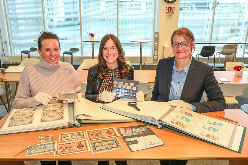 Sie kümmern sich heute um die Geldscheinsammlung bei G+D:Celia von Mitschke-Collande,Kirsten Peter und Katharina Depner (v.l.).
