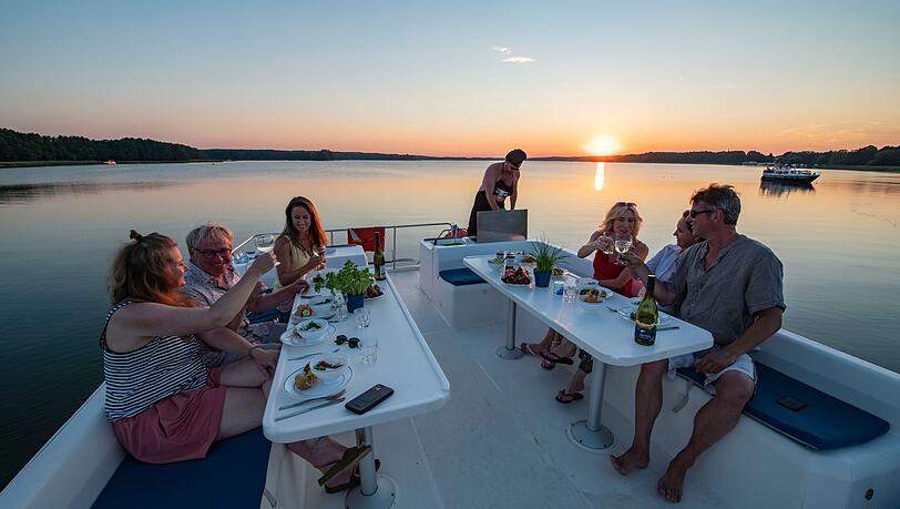 Abendessen mit Freunden an Deck einer Vision.