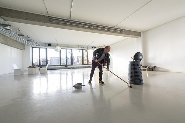 Flatz fegt noch mal durch, bevor die Gerichtsvollzieherin kommt. Das Atelier soll besenrein übergeben werden.