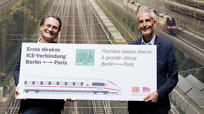 Von Berlin aus geht es über Frankfurt, Karlsruhe und Straßburg nach Paris - Michael Peterson (l) von der Deutschen Bahn und Alain Krakovitch von der französischen SNCF präsentierten die Strecke Ende September. (Archivbild)