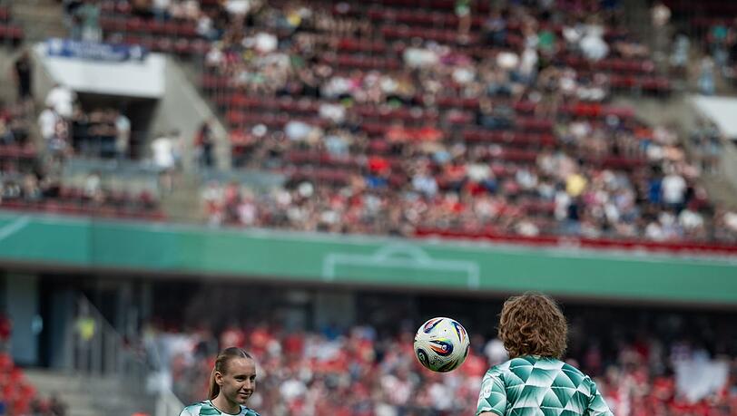 St&uuml;rmerin Em&ouml;ke Papai (links) wechselt von Bremen nach M&uuml;nchen. (Archivbild)