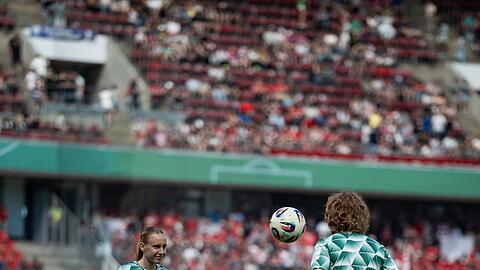 St&uuml;rmerin Em&ouml;ke Papai (links) wechselt von Bremen nach M&uuml;nchen. (Archivbild)