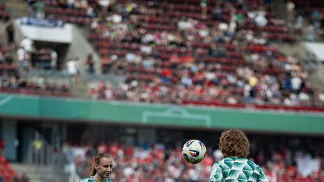 St&uuml;rmerin Em&ouml;ke Papai (links) wechselt von Bremen nach M&uuml;nchen. (Archivbild)