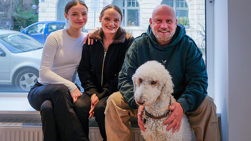 V. r.: Stephan Alof (59) von Stephan Alof Bestattungen und seine Mitarbeiterinnen Anita (59) und Elisa (21) Schilling.