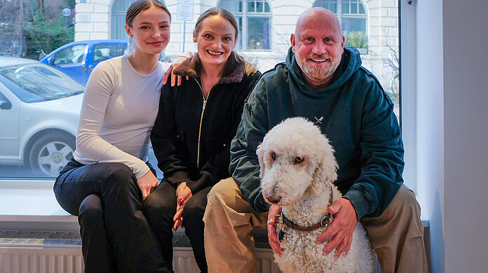 V. r.: Stephan Alof (59) von Stephan Alof Bestattungen und seine Mitarbeiterinnen Anita (59) und Elisa (21) Schilling.