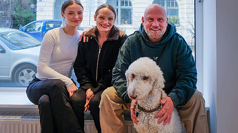 V. r.: Stephan Alof (59) von Stephan Alof Bestattungen und seine Mitarbeiterinnen Anita (59) und Elisa (21) Schilling.