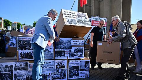 Gegendemonstranten bauen am Messegel&auml;nde in Br&uuml;nn (Brno) eine symbolische Barrikade.