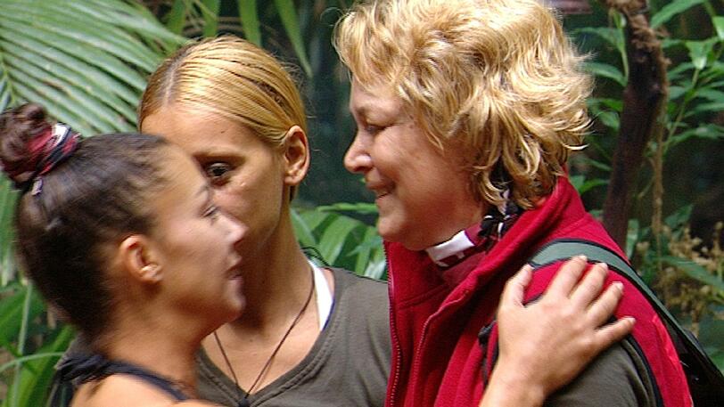 Auch am zehnten Tag im Dschungelcamp hält MIcaela Schäfer nicht viel von Kleidung - stattdessen bewältigt sie die Ekelprüfung so gut wie nackt. Jazzy, Radost und Brigitte rotten sich nach dem Abgang von Ramona zusammen, letztere spendiert den ausgezerrten Mitcampern zum Abschied nicht einmal ihre letzten Zigaretten - und am Ende geht überraschend keiner. Die besten Bilder von Tag 10 im Dschungelcamp.