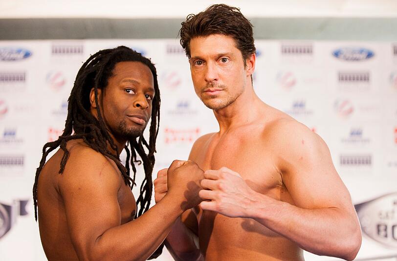 Hat für das Comeback im Ring extra das Rauchen aufgegeben: Moderator Mola Adebisi (40) schnürt sich zum zweiten Mal die Boxhandschuhe. Vor zehn Jahren siegte er nach Punkten gegen Schauspieler Fabian Harloff. Sein Herausforderer ist Schauspieler Sebastian Deyle (36). Mola: "Ich hoffe, er hat sich gut vorbereitet ..."