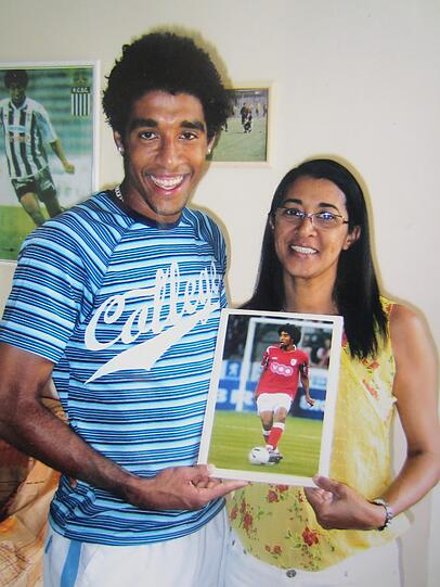 Stolz auf den Sohn: Mama Vera mit Dante und einem Foto des Abwehrspielers im Lüttich-Trikot.