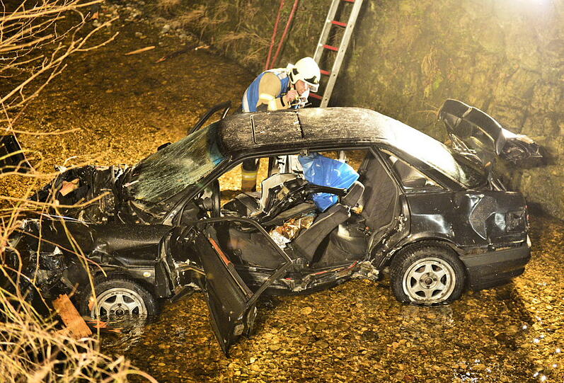 Schrecklicher Unfall bei Waging am See: Ein Auto fällt von einer Brücke. Die beiden Insassen werden schwer verletzt. Die Bilder von der Bergung...
