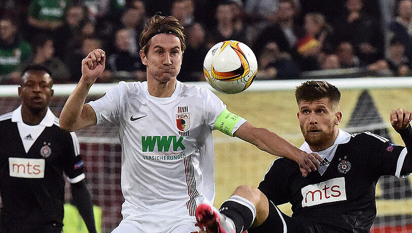 Augsburgs Paul Verhaegh (l) hält das fast Unmögliche für möglich. Gegen Belgrad muss der FCA mindestens drei Tore schießen. Augsburgs Paul Verhaegh (l) hält das fast Unmögliche für möglich. Gegen Belgrad muss der FCA mindestens drei Tore schießen.