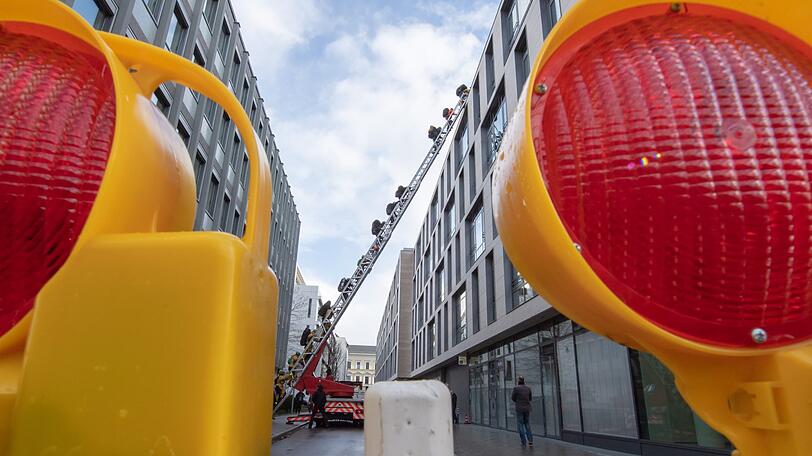 Einen Tag vor der Siemens-Hauptversammlung haben Aktivisten von Greenpeace am Dienstag das Dach der Konzernzentrale in München besetzt.