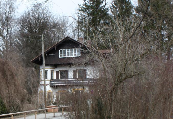 Dieses Haus soll abgerissen werden - dagegen wehrt sich der Bezirksausschuss mehrheitlich. Die SPD ist für den Neubau.