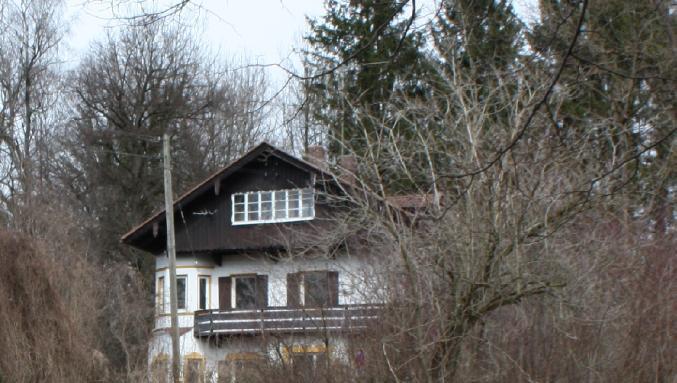 Dieses Haus soll abgerissen werden - dagegen wehrt sich der Bezirksausschuss mehrheitlich. Die SPD ist für den Neubau. Dieses Haus soll abgerissen werden - dagegen wehrt sich der Bezirksausschuss mehrheitlich. Die SPD ist für den Neubau.