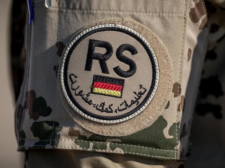 Das Schulterpatch der Nato-Mission "Resolute Support" auf der Uniform eines Bundeswehrsoldaten in Afghanistan.