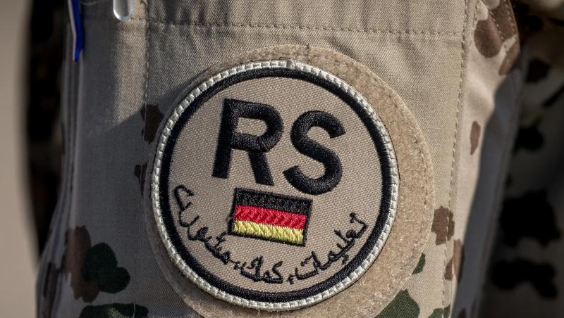 Das Schulterpatch der Nato-Mission "Resolute Support" auf der Uniform eines Bundeswehrsoldaten in Afghanistan. Das Schulterpatch der Nato-Mission "Resolute Support" auf der Uniform eines Bundeswehrsoldaten in Afghanistan.