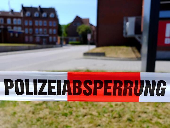 Ein Absperrband der Polizei hängt im Evakuierungsbereich. Foto: Frank Molter/dpa/Archiv