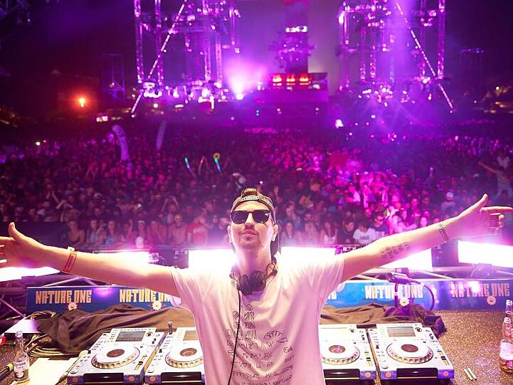 Robin Schulz hat ein Konzert in der Spielerkabine von Schalke 04 gegeben.