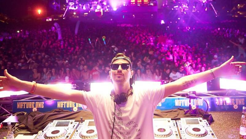 Robin Schulz hat ein Konzert in der Spielerkabine von Schalke 04 gegeben. Robin Schulz hat ein Konzert in der Spielerkabine von Schalke 04 gegeben.