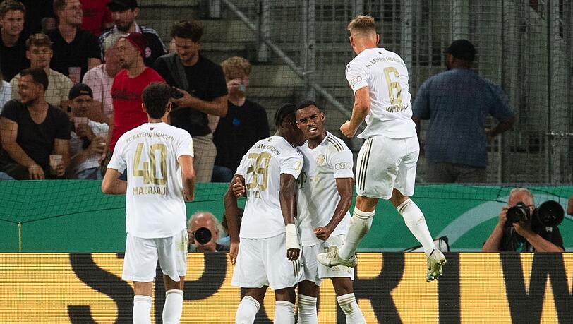 Bayerns Noussair Mazraoui, Mathys Tel, Ryan Gravenberch und Joshua Kimmich (v.l.) jubeln nach dem Treffer zur 1:0 Führung. Bayerns Noussair Mazraoui, Mathys Tel, Ryan Gravenberch und Joshua Kimmich (v.l.) jubeln nach dem Treffer zur 1:0 Führung.
