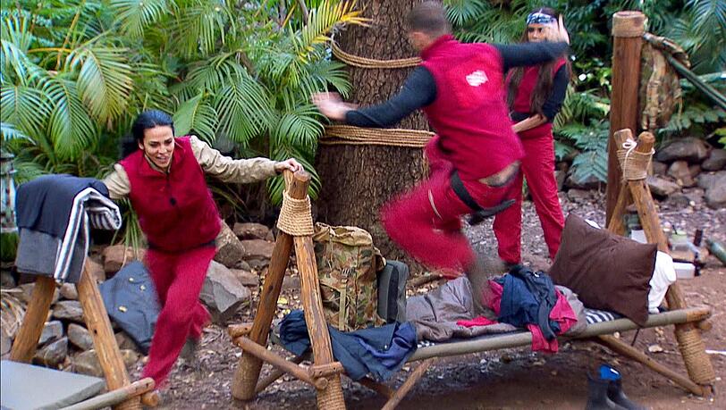 Zwischen Elena Miras und Gigi Birofio entsteht im Sommer-Dschungelcamp ein Gerangel wegen Zigaretten. Zwischen Elena Miras und Gigi Birofio entsteht im Sommer-Dschungelcamp ein Gerangel wegen Zigaretten.