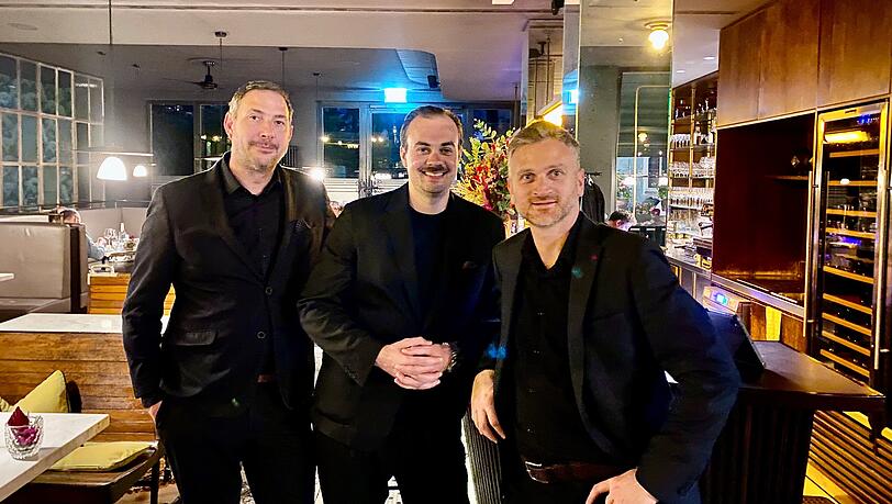 Restaurantleiter Manuel Mayer (v.l), Supervisor Louis Fischer und der stellvertretetende Restaurantleiter Geno Kalandia.