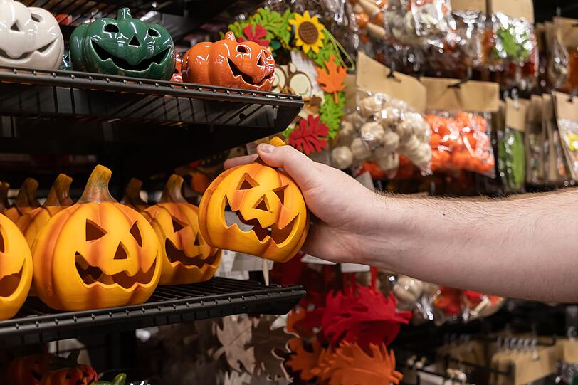 Zugegeben: Halloween ist nicht nur ein geselliges Fest mit Tradition, sondern auch ein Millionengeschäft. Kostüme, Dekoration und Süßigkeiten spülen riesige Summen in die Kassen der Händler. Trotz allem: Halloween beruht auf uralten Traditionen und verbindet Menschen. Dabei trifft das Grusel-Event, mehr als so manches christliche Fest, den Zeitgeist. Zugegeben: Halloween ist nicht nur ein geselliges Fest mit Tradition, sondern auch ein Millionengeschäft. Kostüme, Dekoration und Süßigkeiten spülen riesige Summen in die Kassen der Händler. Trotz allem: Halloween beruht auf uralten Traditionen und verbindet Menschen. Dabei trifft das Grusel-Event, mehr als so manches christliche Fest, den Zeitgeist.