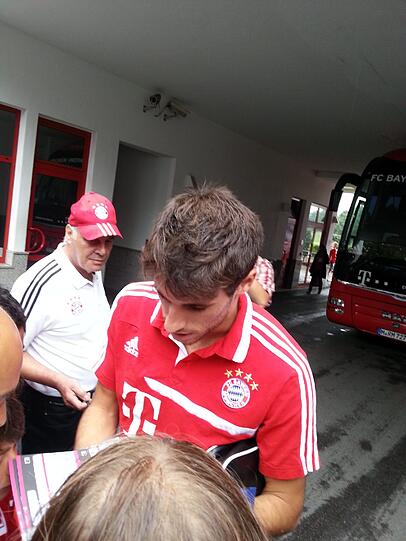 Auf dem Weg von der Säbener Straße zum Mannschaftshotel. Die Bayern-Stars gaben wartenden Fans vor dem Bundesliga-Auftakt noch ein paar Autogramme. Hier die Bilder.