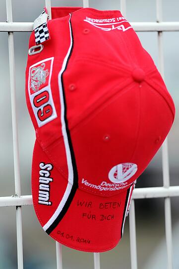 Formel-1-Mütze, T-Shirts, Zettel: Fans haben vor der Klinik in Grenoble bewegende Glückwünsche für Michael Schumacher angebracht. Die Bilder.