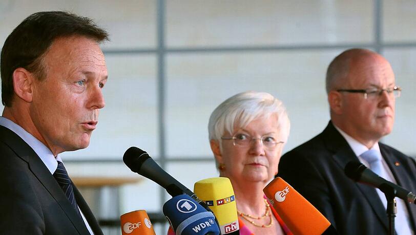 Die Spitzen der Koalitionsfraktionen haben am Montag die Einigung bei der Rente verkündet (v.li.): Thomas Oppermann (SPD), Gerda Hasselfeldt (CSU) und Volker Kauder (CDU). Die Spitzen der Koalitionsfraktionen haben am Montag die Einigung bei der Rente verkündet (v.li.): Thomas Oppermann (SPD), Gerda Hasselfeldt (CSU) und Volker Kauder (CDU).
