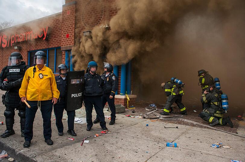 In Baltimore entlädt sich nach der Beerdigung Freddie Grays eine Welle der Gewalt. Die Bilder.