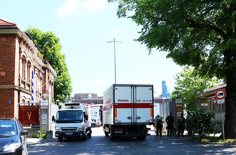 In der Zenettistraße und Thalkirchner Straße stehen die Viehtransporter und Lastwagen im Stau.
