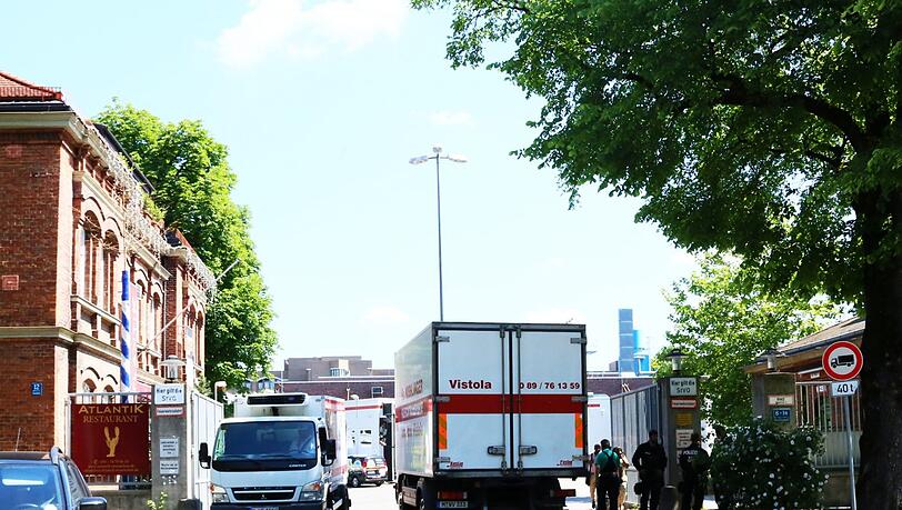 In der Zenettistraße und Thalkirchner Straße stehen die Viehtransporter und Lastwagen im Stau.